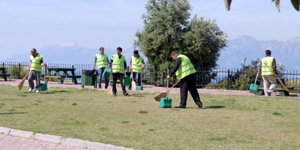 Cezalarını temizlik yaparak çekiyorlar