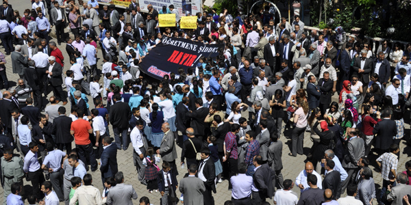 '��retmenlere y�nelik �iddete dur' demek i�in y�r�d�ler/ Video