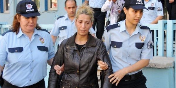 Abla, tart��t��� k�zkarde�ini bo�arak �ld�rd�