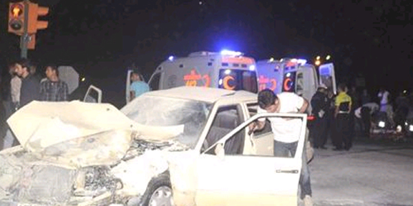 Otomobilin �arpt��� kamyonet devrildi: 3 yaral�