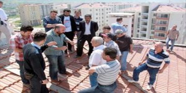 3 ayd�r �cretlerini alamayan 12 i��i �at�ya ��kt�
