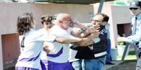 Futbolcuya biber gaz� s�kan polislere inceleme