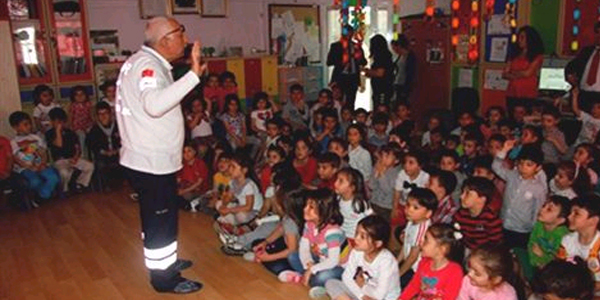 Anaokulu ��rencilerine acil yard�m e�itimi
