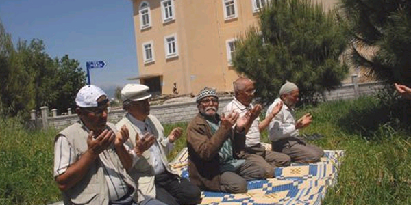 Cami kap�s�na kilit vurdular cemaat d��arda namaz k�l�yor!