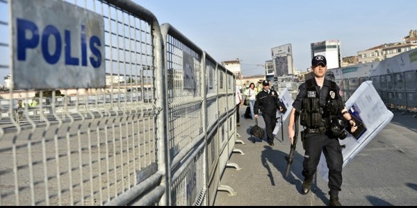 �stanbul'da g�stericilerden 2'si g�zalt�na al�nd�
