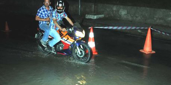 Patlayan su borusu Bitez'i g�le �evirdi