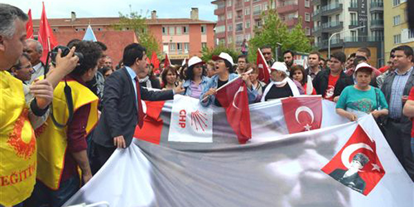Ni�de'de 1 May�s kutlamalar�nda bayrak krizi ya�and�