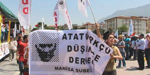 Manisa'daki kutlamada Krte protestosu