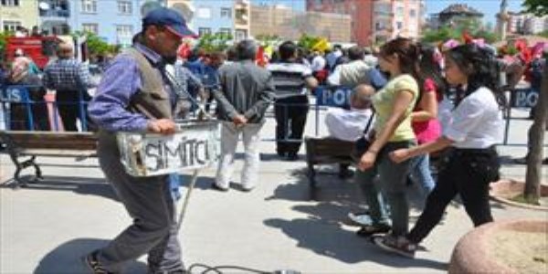 Engelli simitçinin 1 Mayıs'ı
