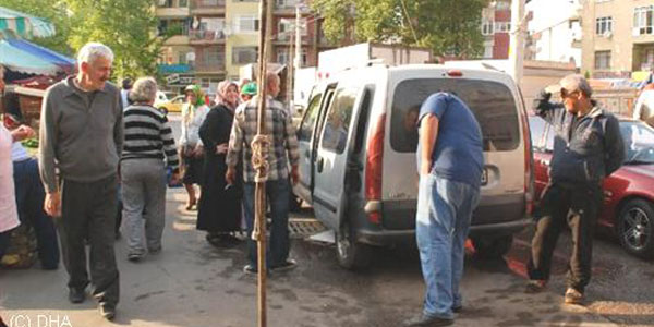 Kurt köpeği, atladığı araçtan 1 saat inmedi