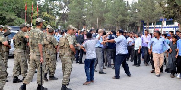 Akçakale Sınır Kapısı'nda gerginlik: 7 yaralı/ Video