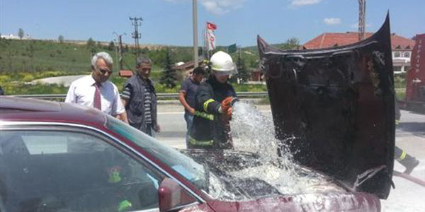 Yanan otomobile su dolu bidonlarla m�dahale