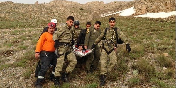 Dağdan yuvarlanan öğretmeni askerler kurtardı