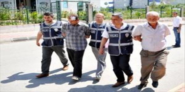 3 karde�in kavgas�n� ay�rmak isterken �ld�r�ld�
