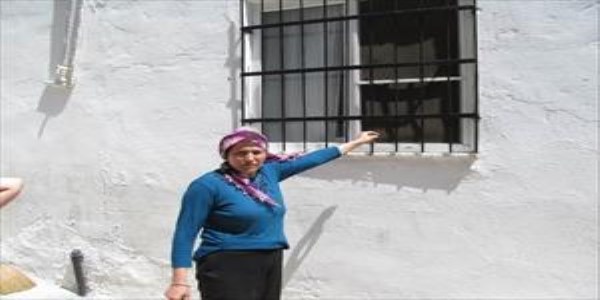 Lazerli h�rs�z ev sahibi uyan�nca balkondan ka�t�
