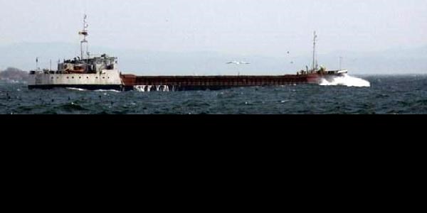 Kuru y�k gemisi kayal�klara oturdu