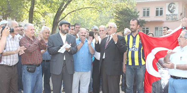 Atat�rk an�t� i�in eylem yapt�lar