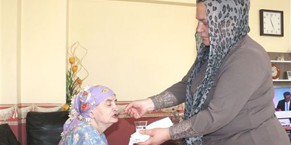 Alzhe�mer hastas� kad�n �ama��r suyu i�ti