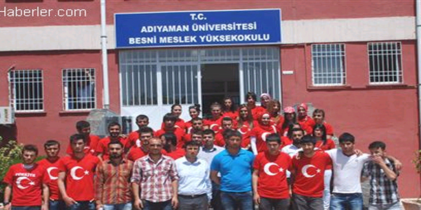 Türk bayrağı baskılı tişört giyen öğrenciler okula alınmadı