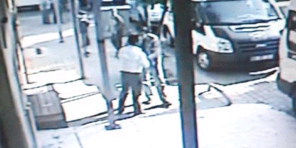 �fkeli kocas�ndan polis kurtard�