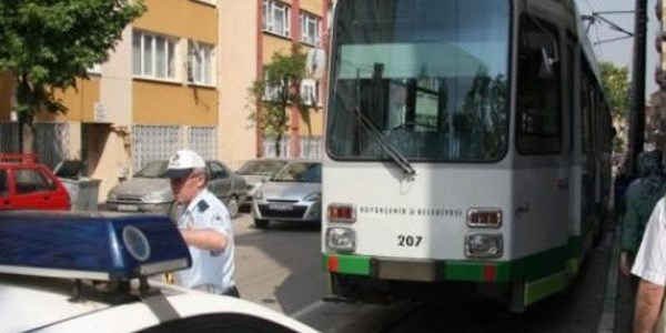 Tramvay�n �arpt��� kad�n �ld�, belediye esnaf� i�aret etti