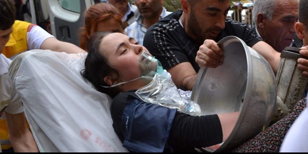 Gen� k�z elini k�yma makinesine kapt�rd�