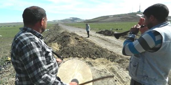 Arazisinden geçen yolu kapatamayınca davul- zurna çaldırdı