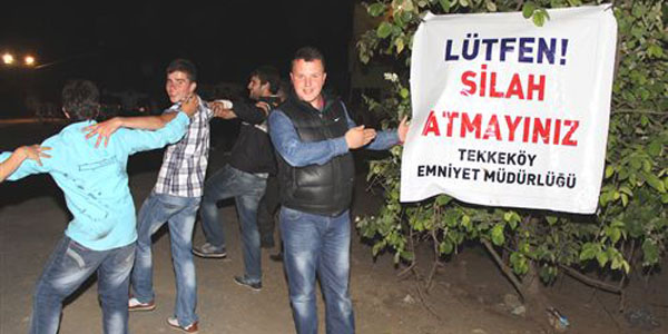 Polisten maganda kurşununa karşı 'lüften silah atmayınız' yazısı