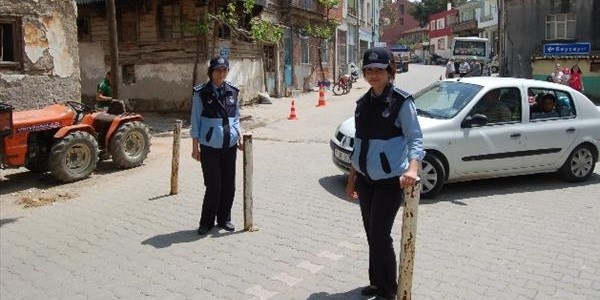 Halk pazarı bayan zabıtalardan soruluyor