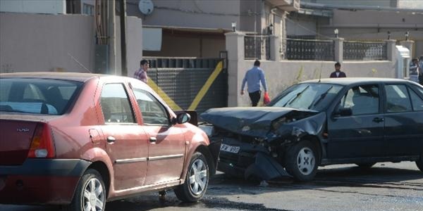İki otomobil çarpıştı 3 yaralı