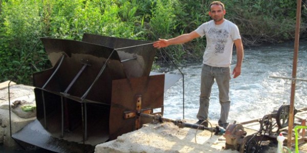 Elektriğe ulaşamayınca kendi 'santralini' kurdu