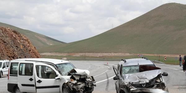 Uyarı levhası kaza getirdi iddiası:1 ölü, 11 yaralı