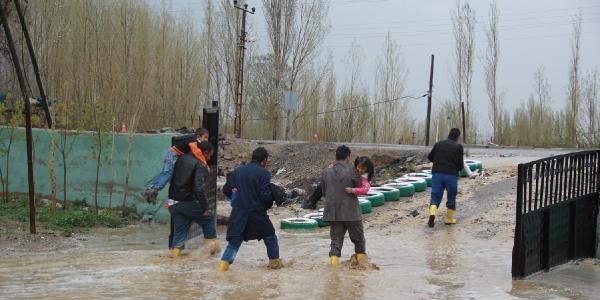 Okulun bah�esi g�le d�nd�, ��renciler mahsur kald�