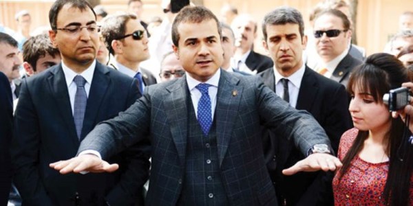 Herkesin içinde bürokrat fırçalayan Bakan