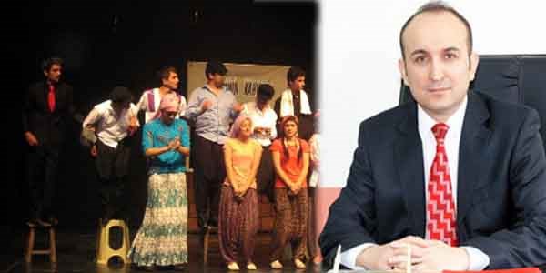 Rektörü tiyatro sahnesinde gören öğrenciler şaşırdı