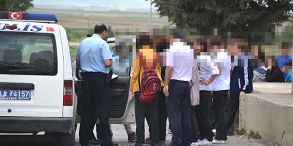 Kız öğrenciler erkek gibi yumruklaştı