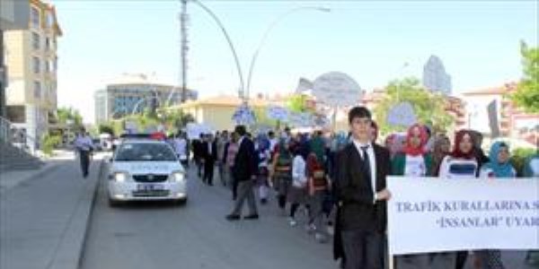 Trafik sorununa yol kapatarak dikkat çektiler