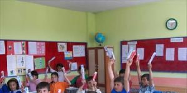 İlkokul öğrencilerine diş macunu ve fırçası dağıtıldı