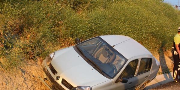 Ad�yaman'da otomobil �arampole devrildi: 2 yaral�