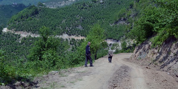 �ki k�y� birbirine ba�layan ba�lant� yolu t�renle hizmete a��ld�