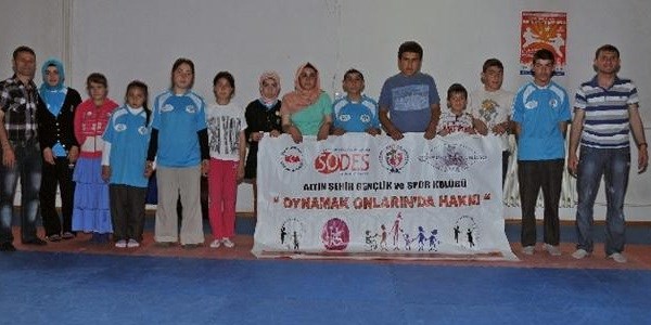 Engellerini halk oyunları ile aşıyorlar