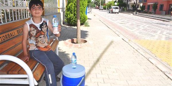 Deprem mağduru çocuk, su satarak ailesine destek oluyor