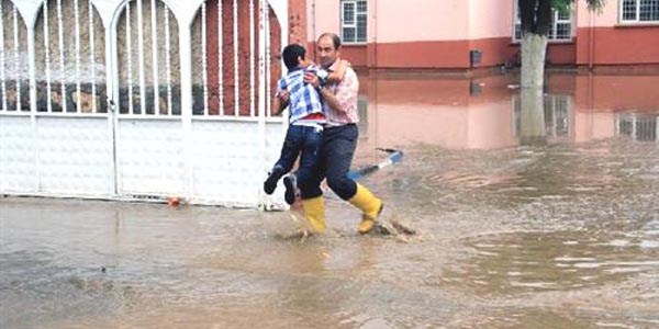 Yağmurda mahsur kalan öğrencileri, öğretmenler taşıdı