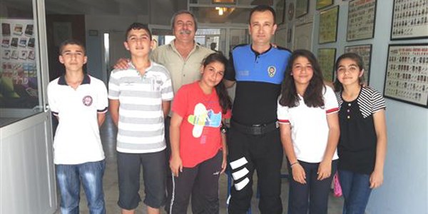 Toplum destekli polisten 11 öğrenciye SBS bursu