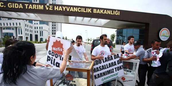 Bakanlık önünde pilavlı eylem