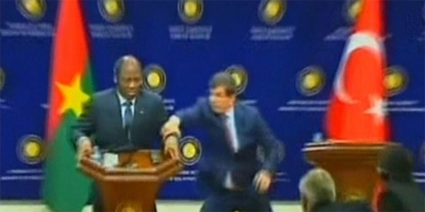 Konuk bakan bas�n toplant�s�nda bay�ld�