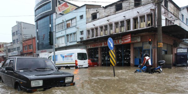 İzmir şiddetli yağışa teslim/ Video