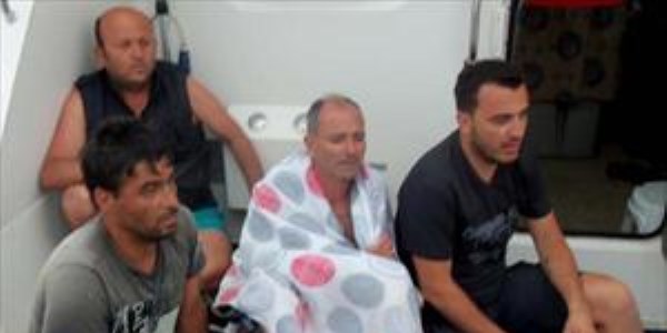Alev alev yanan teknedeki dört denizci ölümden döndü