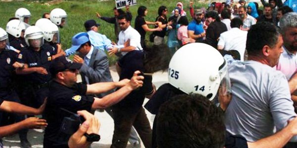 Cezaevi önünde polise taş ve tekmeli saldırı
