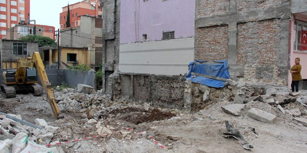 Yatak odasına kepçeyle girdi!